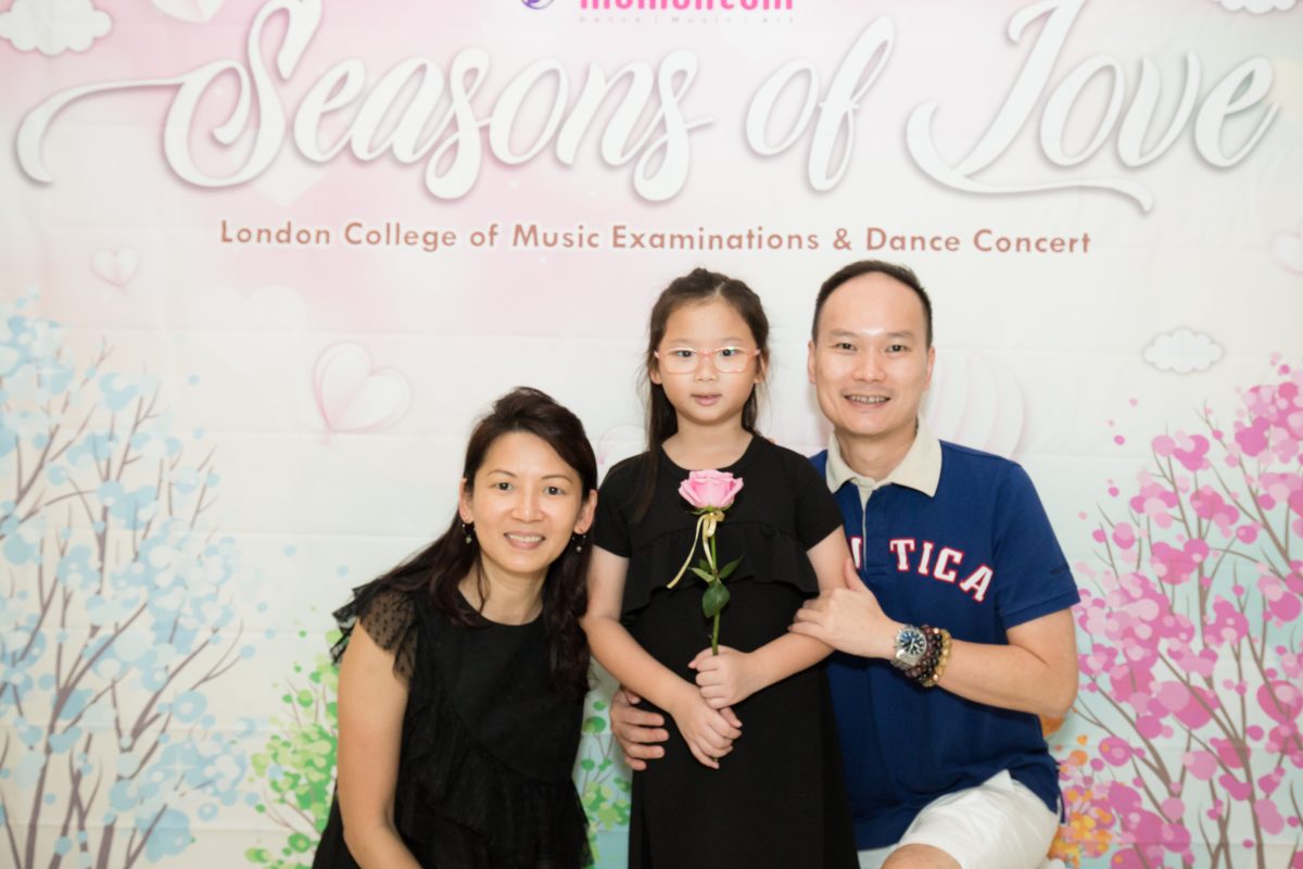 Fine momentum music class students with parents at concert