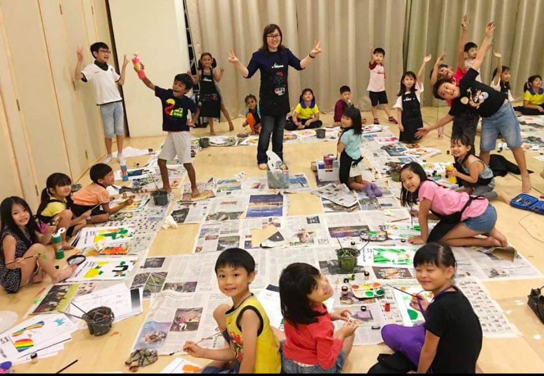 Fine momentum art class student enjoying art class