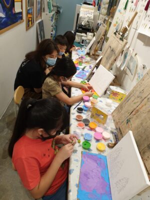 Fine momentum art class students doing arts and craft