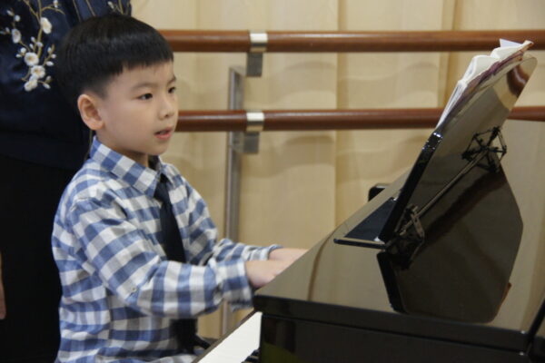 Fine momentum piano lesson for kids student playing the piano