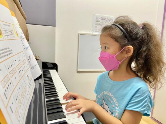 Fine momentum piano lesson for kids student playing the piano
