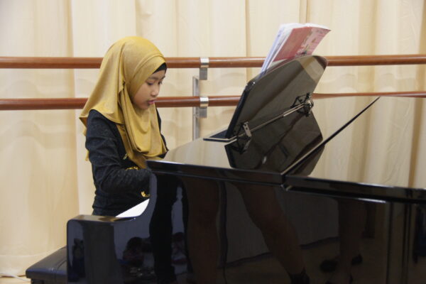 Fine momentum kids piano lesson student