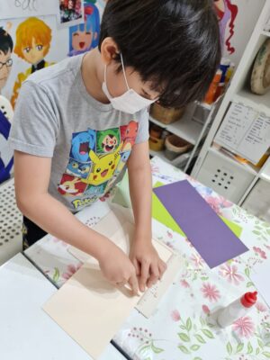 Fine Momentum art class students doing arts and craft